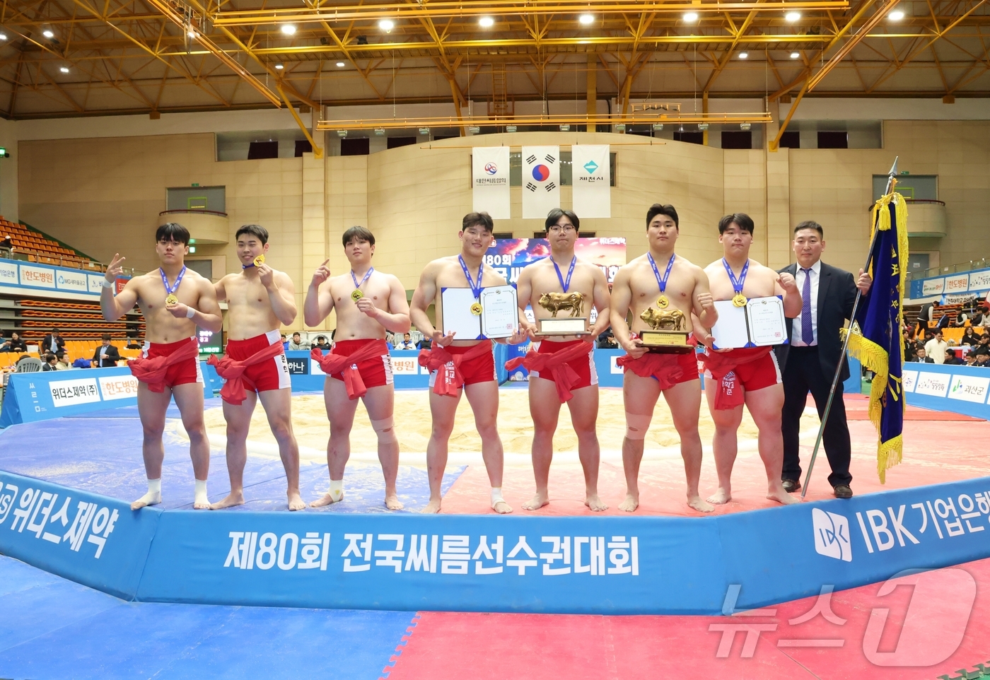 (서울=뉴스1) = 7일 충청북도 제천시 제천체육관에서 열린 ‘제80회 전국씨름선수권대회' 대학교부 단체전 우승을 차지한 인하대학교(인천광역시)가 이성원 감독(오른쪽 첫 번째)과 …