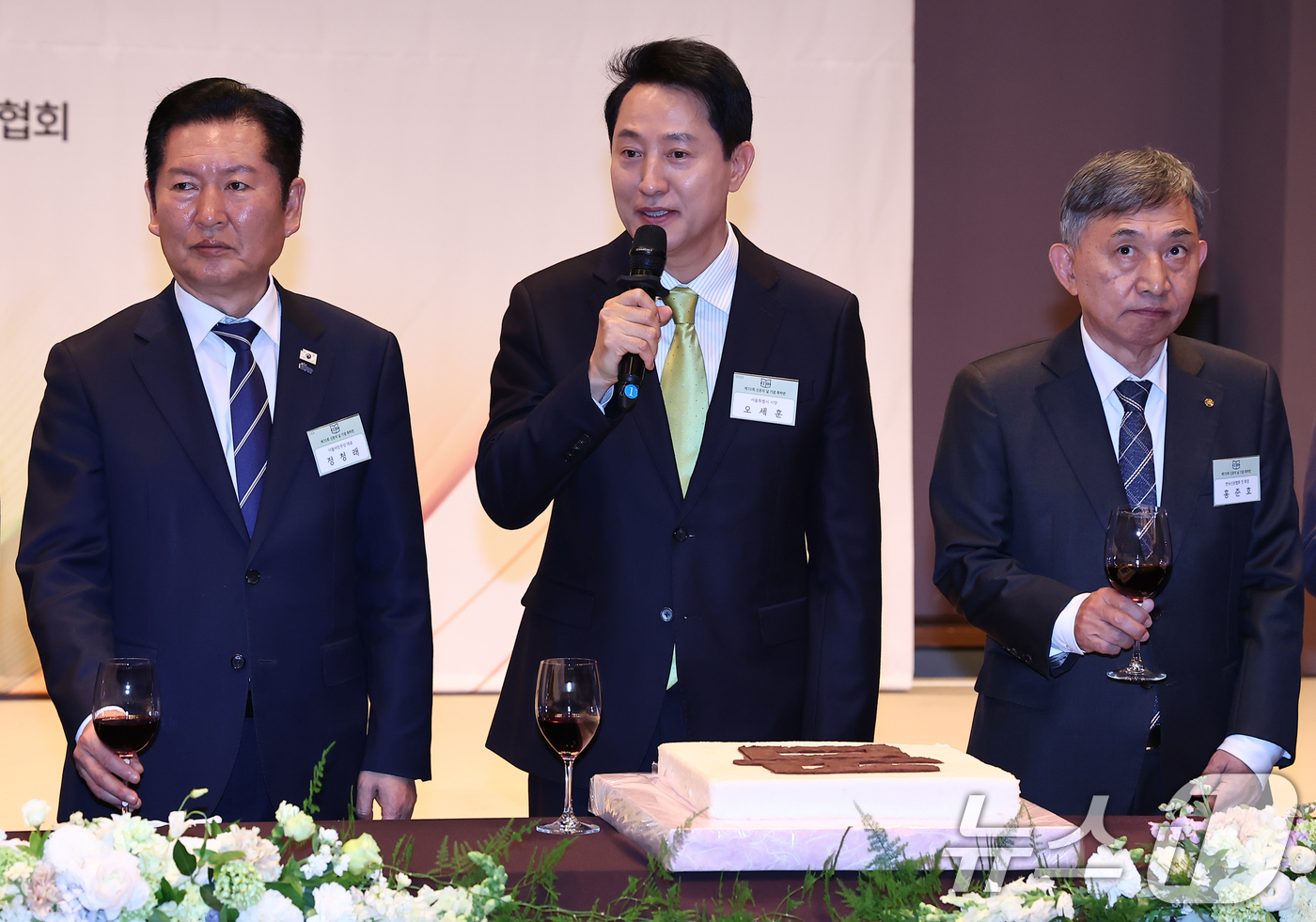 (서울=뉴스1) 김도우 기자 = 오세훈 서울시장이 7일 서울 중구 프레스센터에서 열린 제70회 신문의 날 기념식에서 건배사를 하고 있다. 2026.4.7/뉴스1