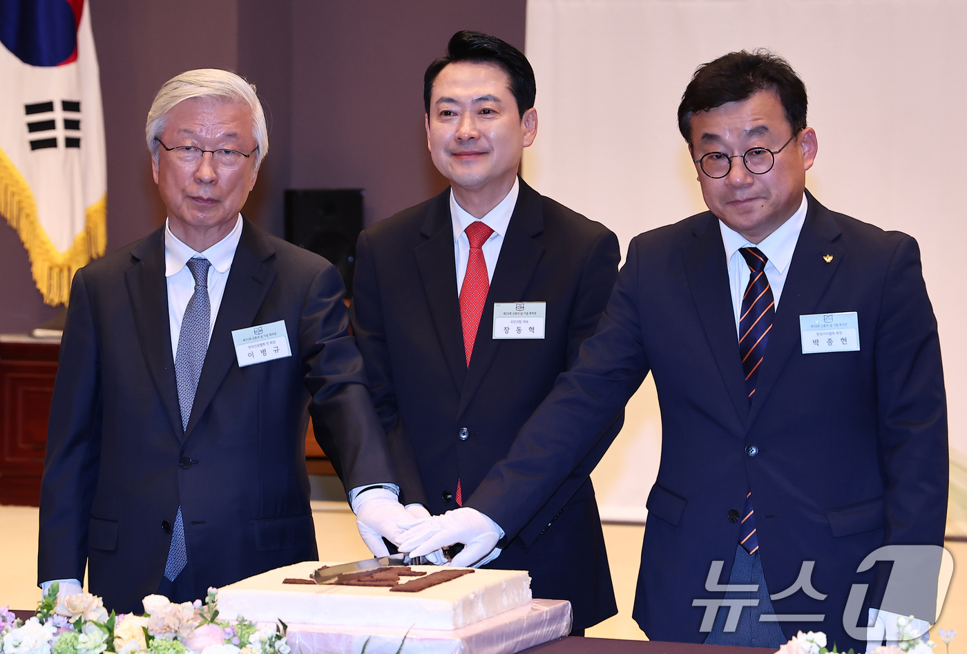 (서울=뉴스1) 김도우 기자 = 장동혁 국민의힘 대표가 7일 서울 중구 프레스센터에서 열린 제70회 신문의 날 기념식에서 축하떡을 자르고 있다. 2026.4.7/뉴스1