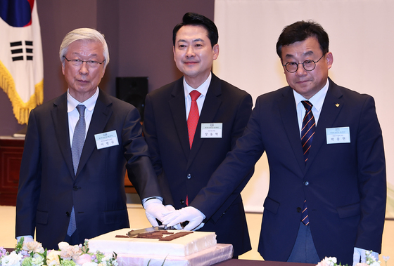 축하떡 자르는 장동혁 대표