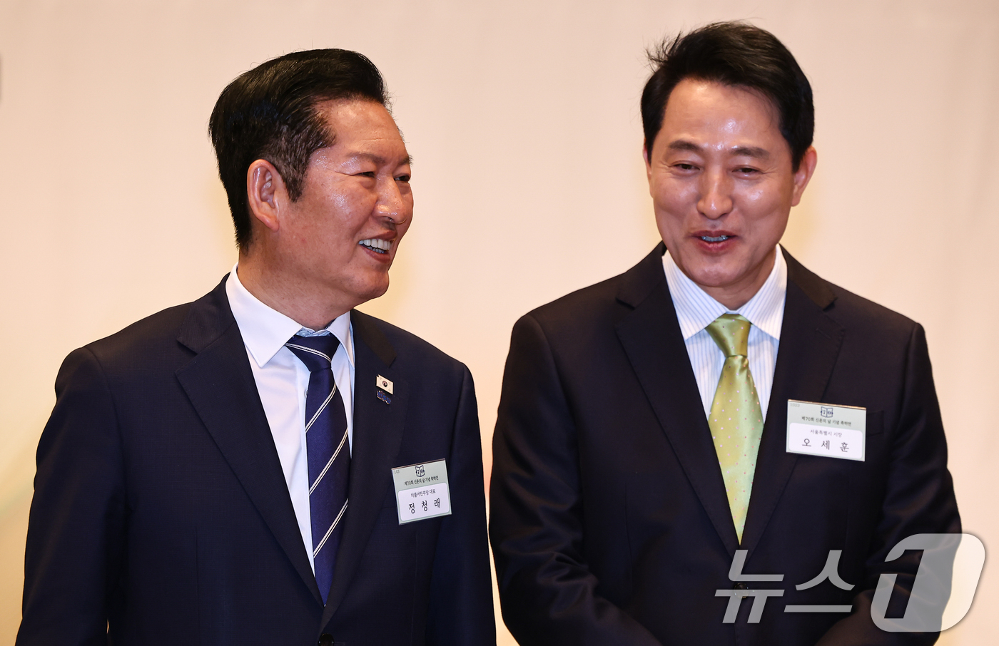 (서울=뉴스1) 김도우 기자 = 정청래 더불어민주당 대표와 오세훈 서울시장이 7일 서울 중구 프레스센터에서 열린 제70회 신문의 날 기념식에서 대화를 나누고 있다. 2026.4.7 …