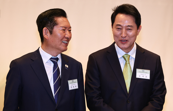 대화 나누는 정청래 대표와 오세훈 시장