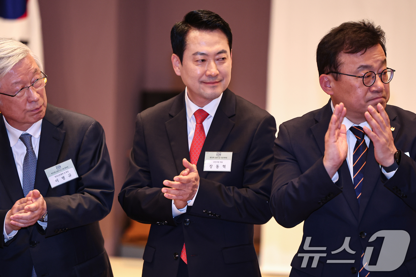 (서울=뉴스1) 김도우 기자 = 장동혁 국민의힘 대표가 7일 서울 중구 프레스센터에서 열린 제70회 신문의 날 기념식에서 손뼉을 치고 있다. 2026.4.7/뉴스1