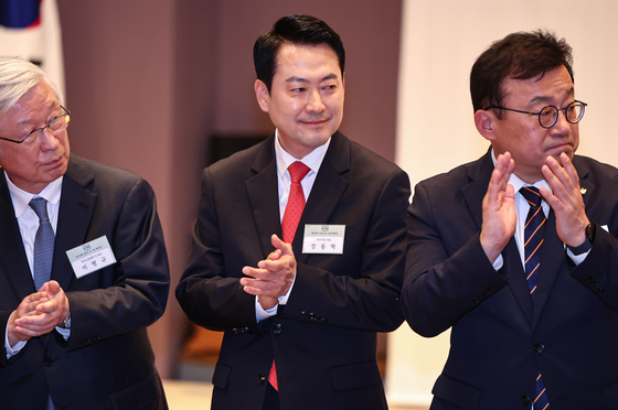 손뼉 치는 장동혁 대표