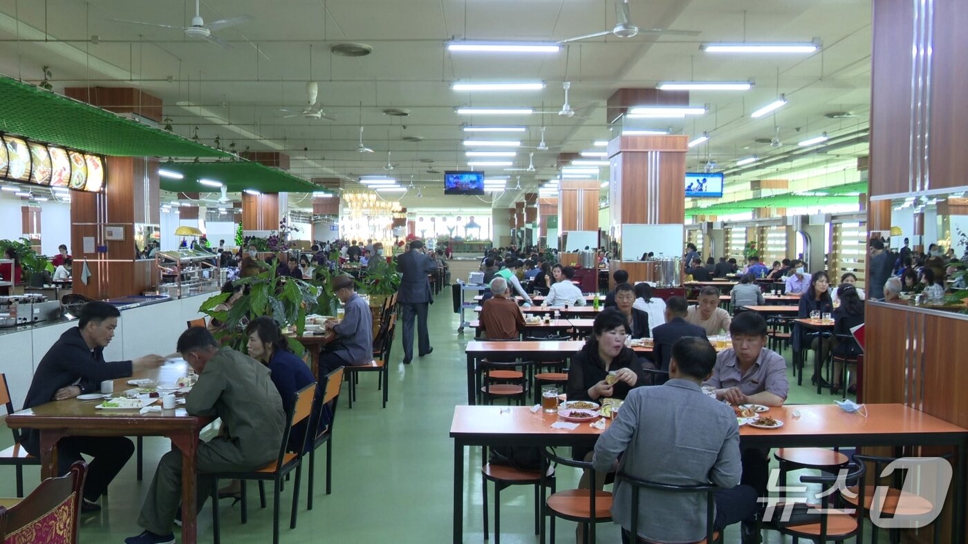 본문 이미지 - 2012년 1월 문을 연 북한 최초 대형마트인 '광복지구상업중심' 3층에서 식사하는 모습. ⓒ평화경제연구소