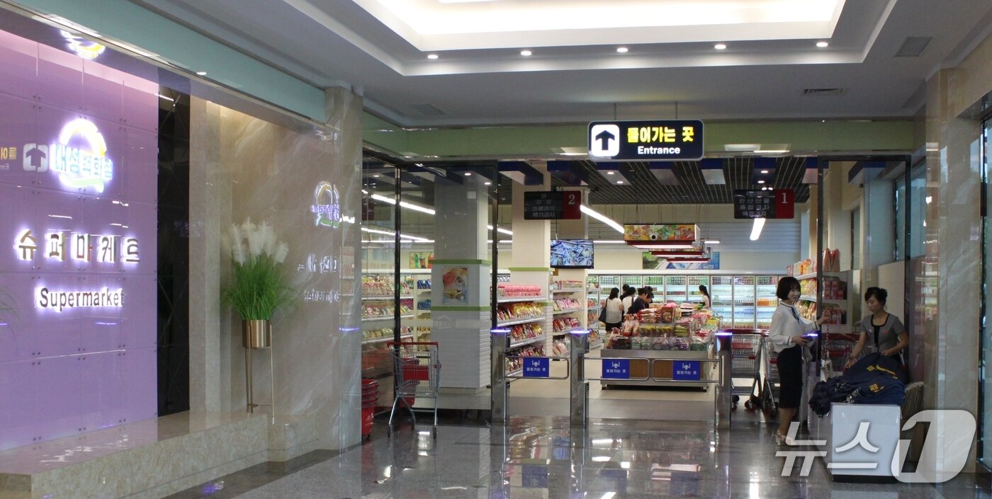 본문 이미지 - 2019년에 개건된 평양 대성백화점 1층의 슈퍼마켓 모습. ⓒ평화경제연구소