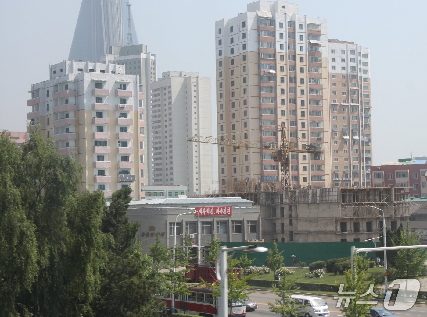 본문 이미지 - 2014년에 처음 문을 연후 20여 개 체인점으로 늘어난 황금벌상점의 평양시 평천구역점의 외부 모습. ⓒ평화경제연구소