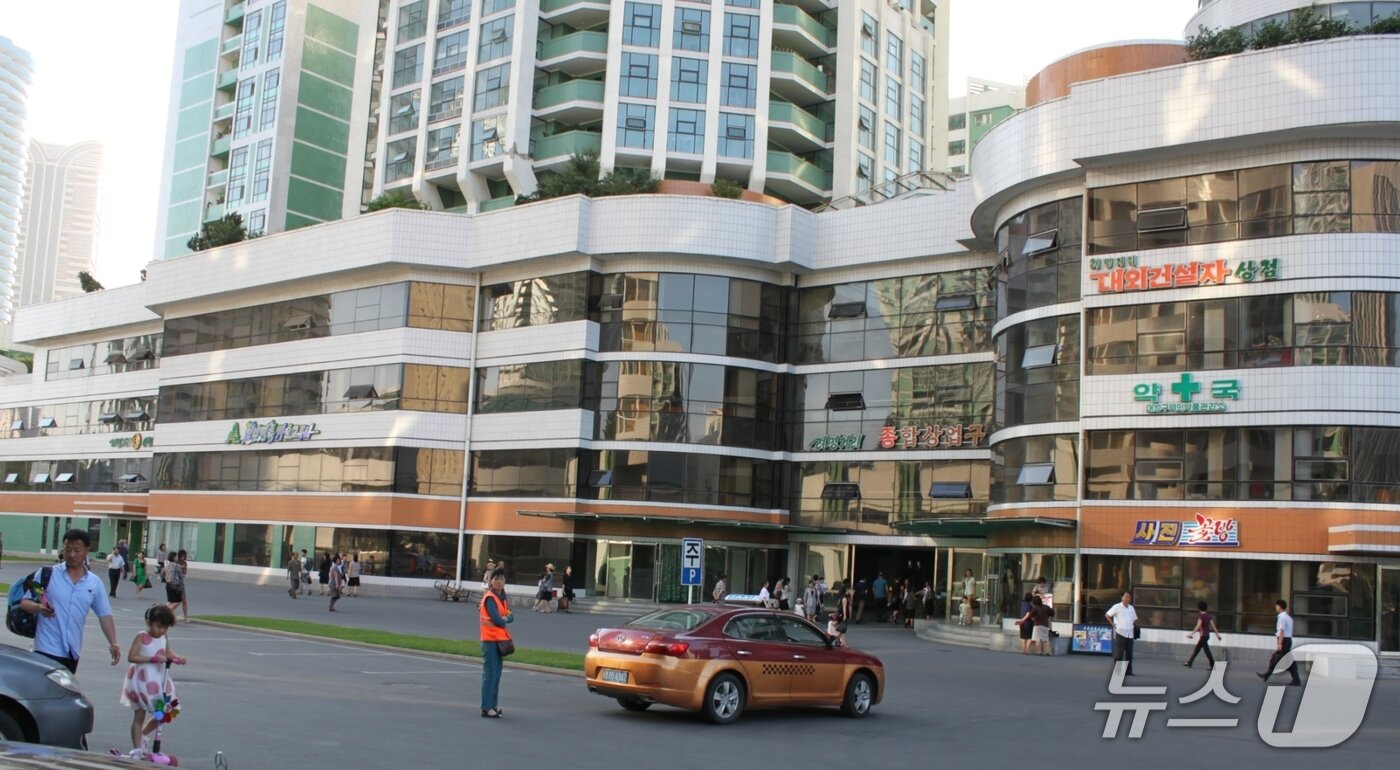 본문 이미지 - 2017년 완공된 평양시 려명거리 중심부에 조성된 ‘종합상업구’의 모습. ⓒ평화경제연구소