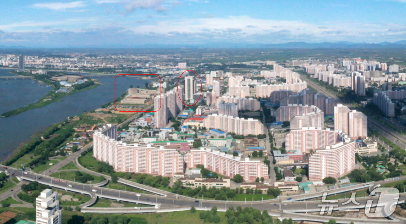 본문 이미지 - 2023년 동평양의 락랑거리(옛 통일거리)에 건설돼 영업을 시작한 ‘류경금빛상업중심’과 현재 건설 중인 ‘평양금강상업구’의 모습. ⓒ평화경제연구소