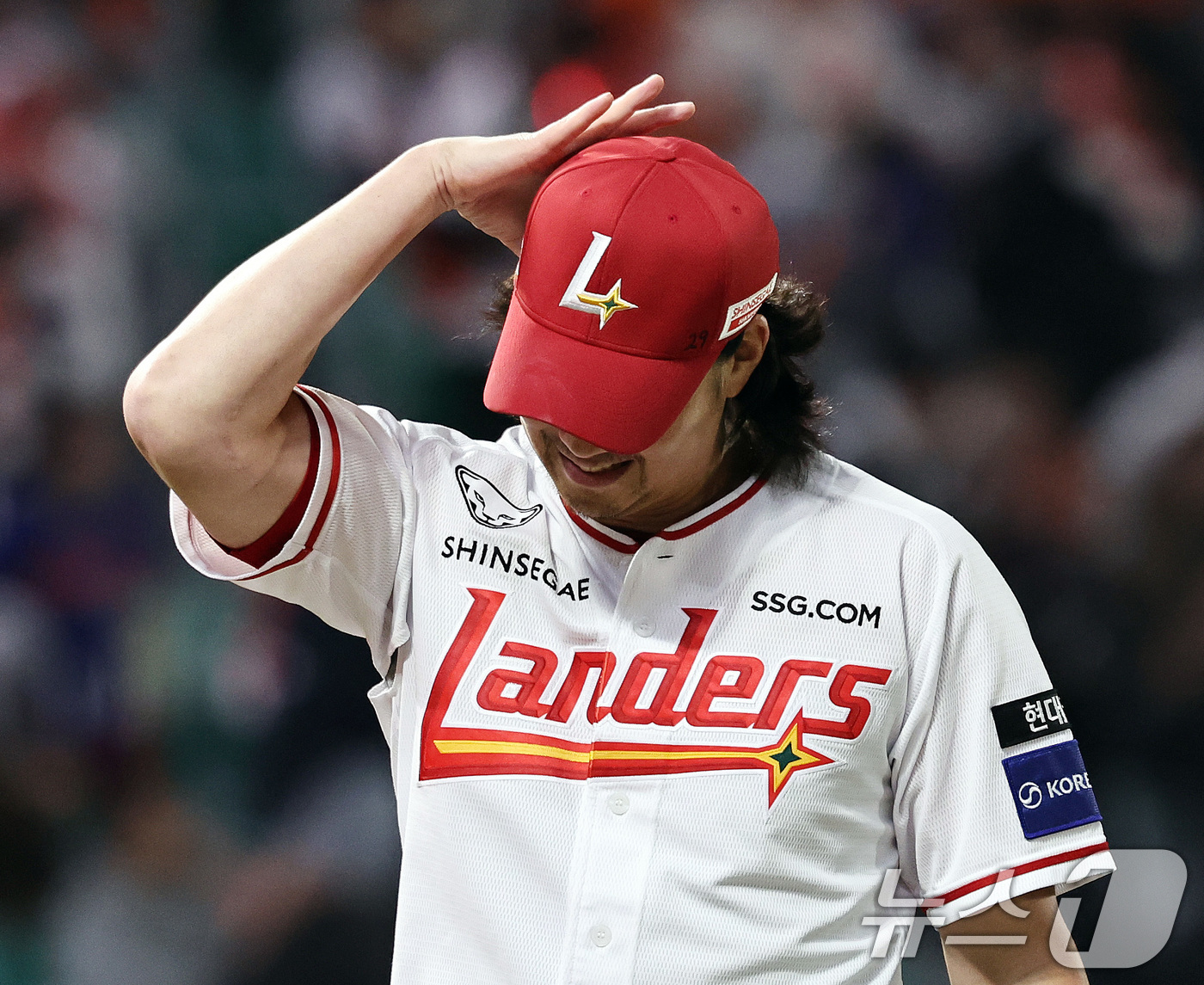 (인천=뉴스1) 구윤성 기자 = 7일 오후 인천 미추홀구 SSG랜더스필드에서 열린 프로야구 '2026 신한 SOL KBO리그' SSG 랜더스와 한화 이글스의 경기, 5회초 등판한 …