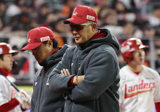 더그아웃 향하는 이숭용 감독