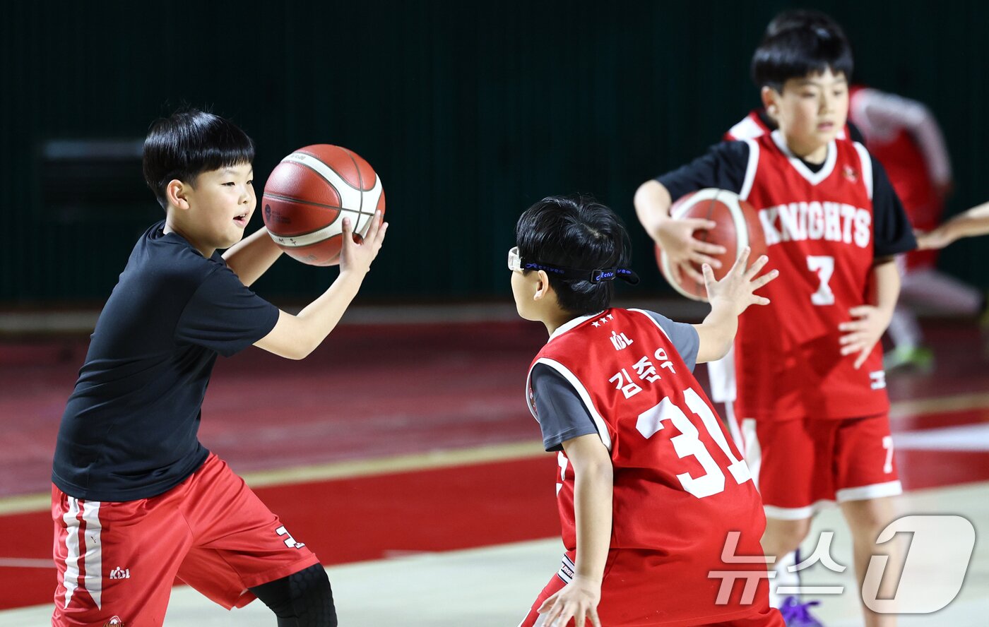 본문 이미지 - 7일 서울 송파구 잠실학생체육관에서 SK 나이츠 유소년팀 선수들이 훈련을 하고 있다. ⓒ 뉴스1 최지환 기자