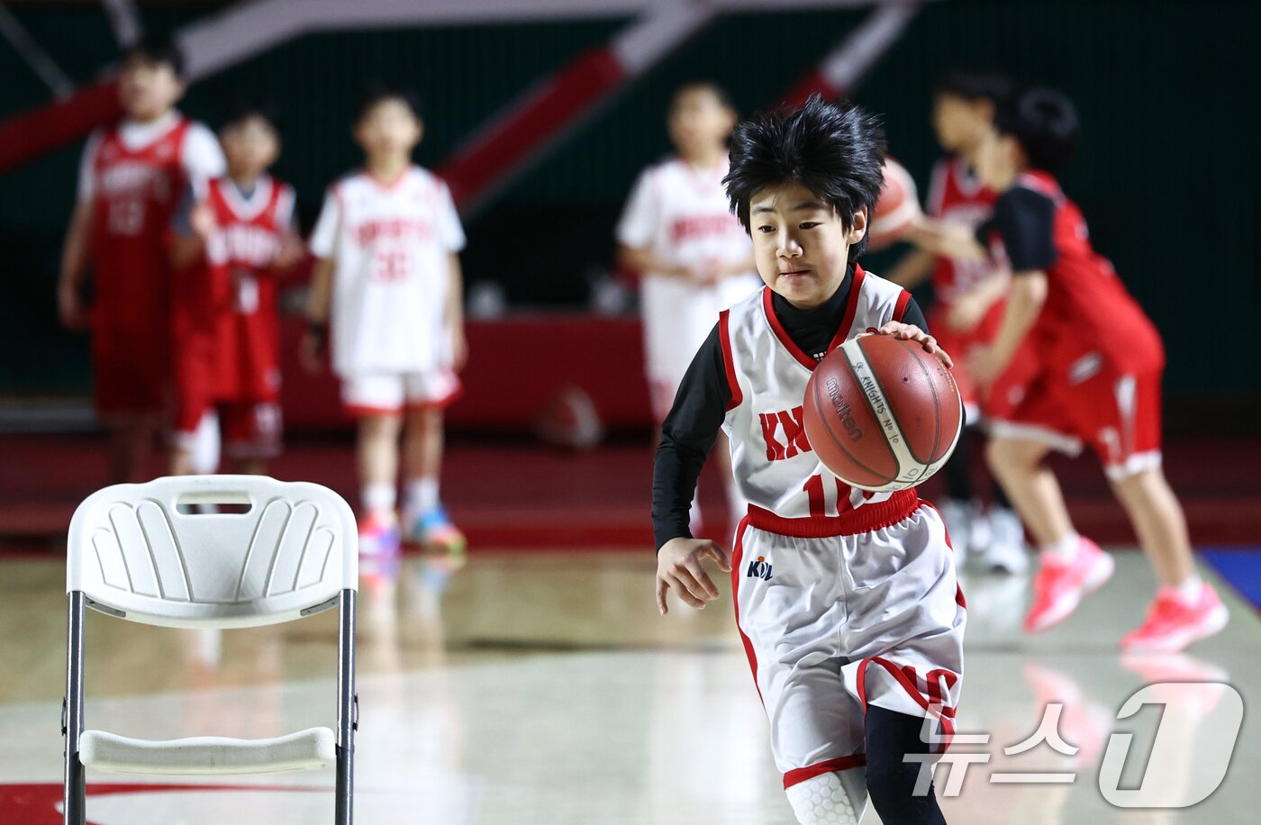 본문 이미지 - 7일 서울 송파구 잠실학생체육관에서 SK 나이츠 유소년팀 선수들이 훈련을 하고 있다. ⓒ 뉴스1 최지환 기자