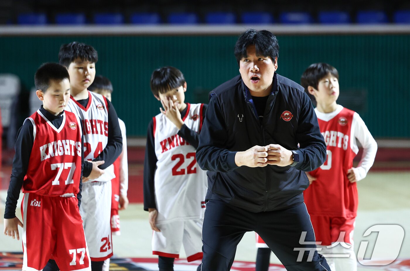본문 이미지 - 박건일 SK 나이츠 유소년팀 코치가 7일 서울 송파구 잠실학생체육관에서 유소년팀 선수들을 지도하고 있다. 2026.4.7 ⓒ 뉴스1 최지환 기자