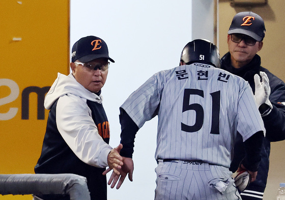 문현빈 격려하는 김경문 감독