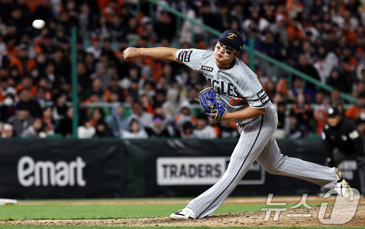 (인천=뉴스1) 구윤성 기자 = 7일 오후 인천 미추홀구 SSG랜더스필드에서 열린 프로야구 '2026 신한 SOL KBO리그' SSG 랜더스와 한화 이글스의 경기, 9회말 등판한 …