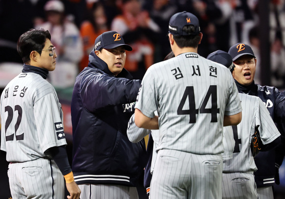 승리 기쁨 나누는 류현진