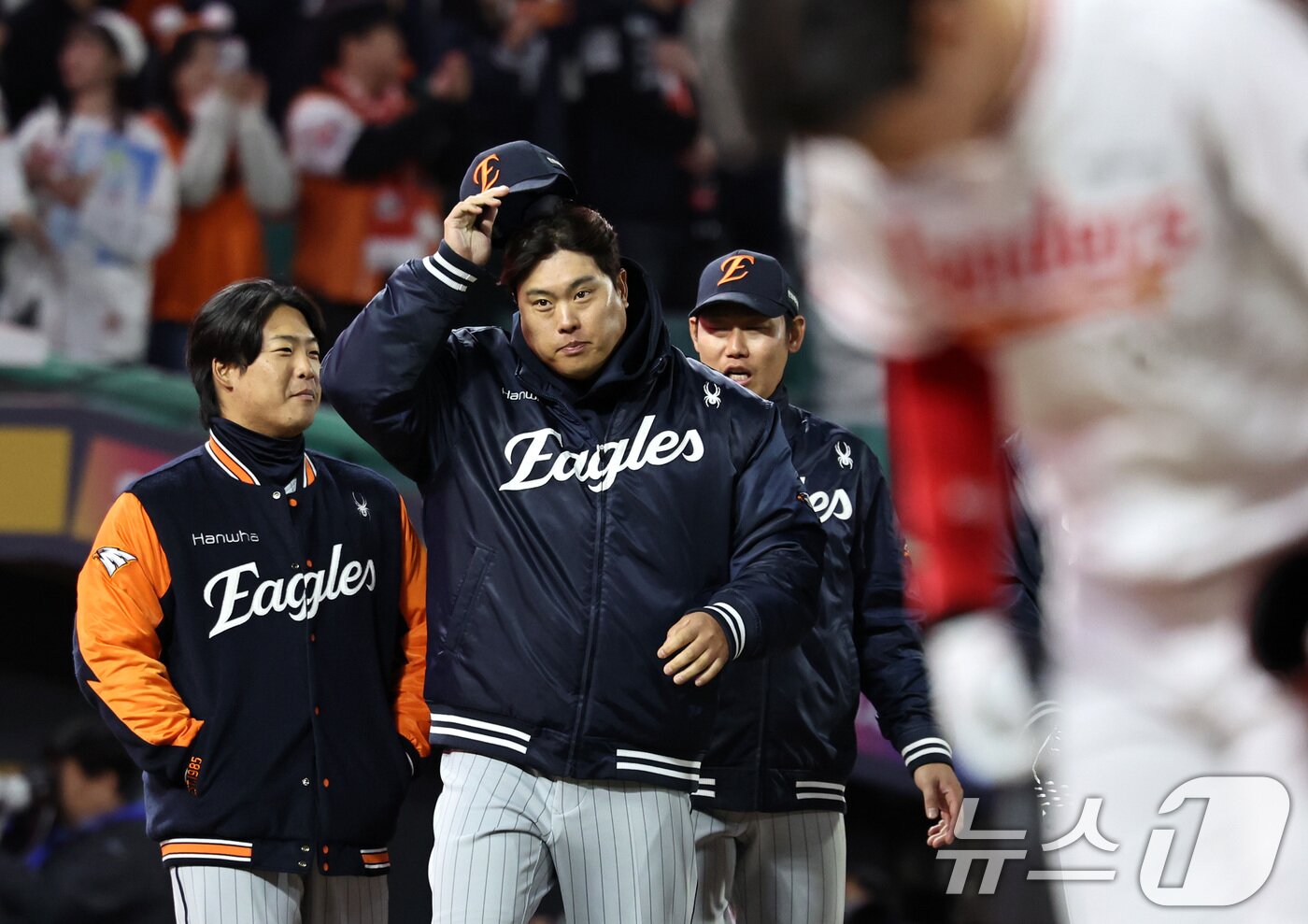 본문 이미지 - 7일 오후 인천 미추홀구 SSG랜더스필드에서 열린 프로야구 '2026 신한 SOL KBO리그' SSG 랜더스와 한화 이글스의 경기, 류현진을 비롯한 한화 선수들이 SSG에 6대 2 승리를 거둔 팬들에게 인사하기 위해 그라운드로 나서고 있다. 2026.4.7 ⓒ 뉴스1 구윤성 기자