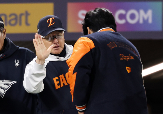 선수들 격려하는 김경문 감독