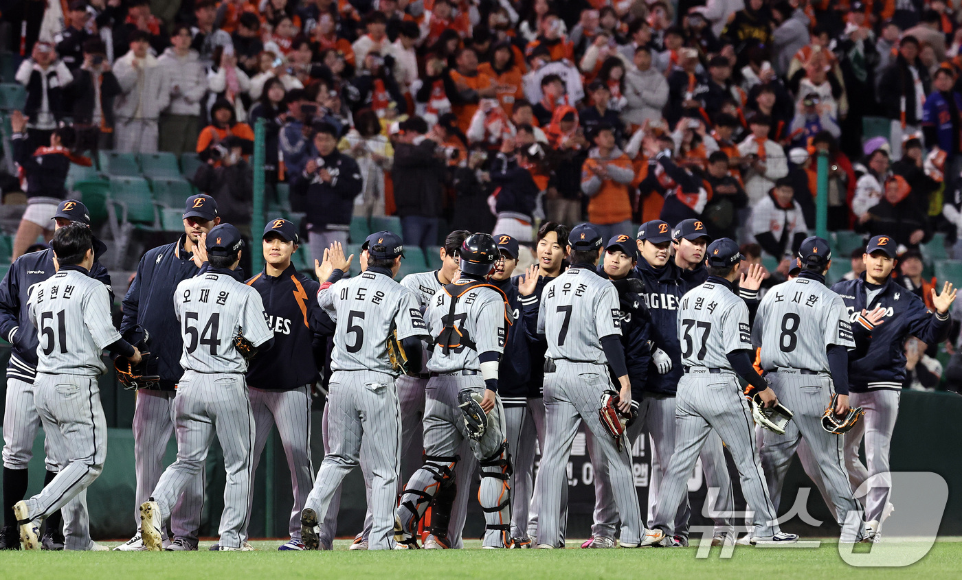 (인천=뉴스1) 구윤성 기자 = 7일 오후 인천 미추홀구 SSG랜더스필드에서 열린 프로야구 '2026 신한 SOL KBO리그' SSG 랜더스와 한화 이글스의 경기, 한화 선수들이 …