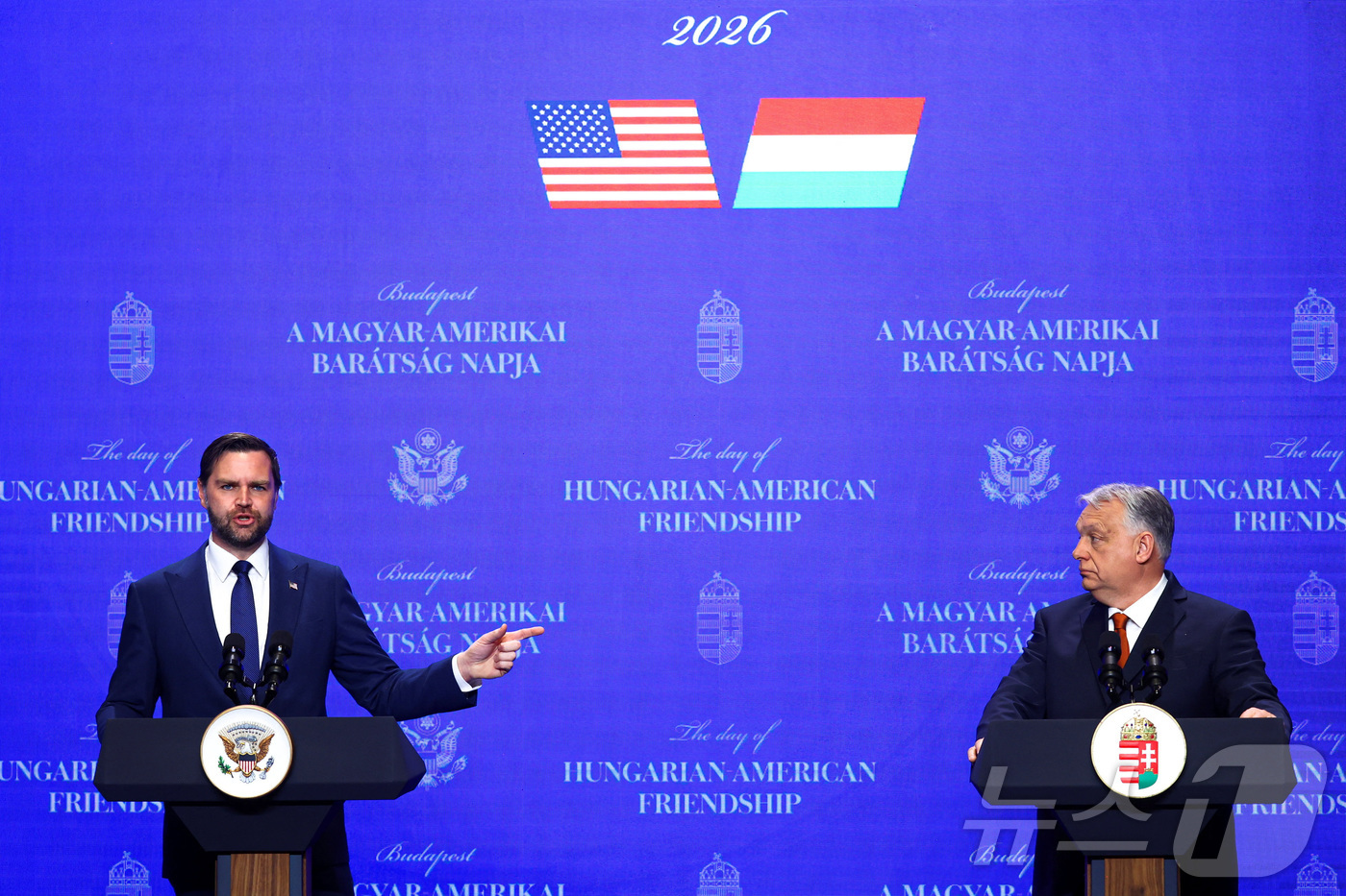 (부다페스트 로이터=뉴스1) 이창규 기자 = JD 밴스 미국 부통령이 7일(현지시간) 헝가리 부다페스트에서 빅토르 오르반 총리와 공동 기자회견을 하고 있다. 2026.4.7./뉴스 …