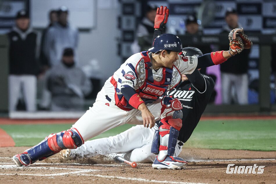 본문 이미지 - 롯데 자이언츠는 7일 열린 KBO리그 사직 KT 위즈전에서 3-7로 졌고, 7연패 수렁에 빠졌다. (롯데 자이언츠 제공)