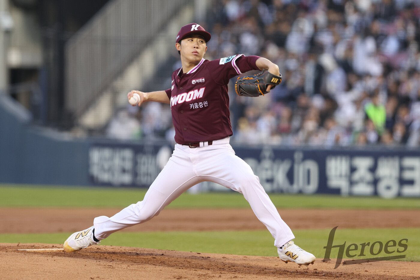 본문 이미지 - 키움 히어로즈 투수 배동현이 7일 열린 KBO리그 잠실 두산 베어스전에서 5⅓이닝 2실점 역투를 펼쳐 팀의 승리를 이끌었다. (키움 히어로즈 제공)