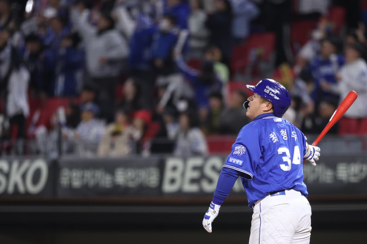 본문 이미지 - 삼성 최형우가 7일 열린 KIA전에서 9회초 홈런을 친 뒤 타구를 바라보고 있다. (삼성 제공)