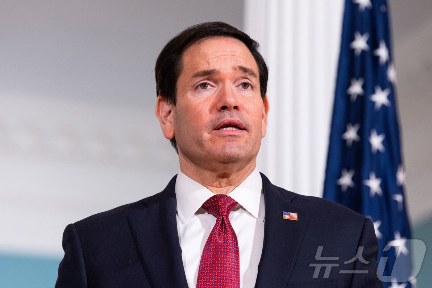 본문 이미지 - 마코 루비오 미국 국무장관이 7일(현지시간) 워싱턴DC 국무부 청사에서 열린 뉴질랜드 외교장관과의 회담에 앞서 기자들의 질문에 답하고 있다. 2026.04.07. ⓒ 로이터=뉴스1