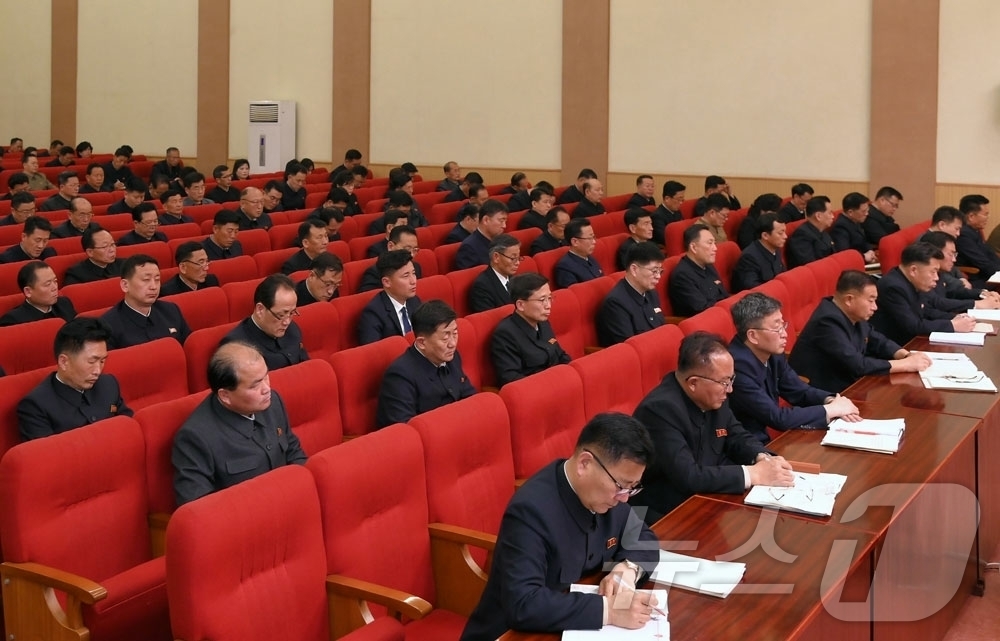 (평양 노동신문=뉴스1) = 북한 노동당 기관지 노동신문은 8일 "경애하는 김정은 동지께서 최고인민회의 제15기 제1차 회의에서 하신 역사적인 시정연설에 제시된 강령적 과업을 철저 …