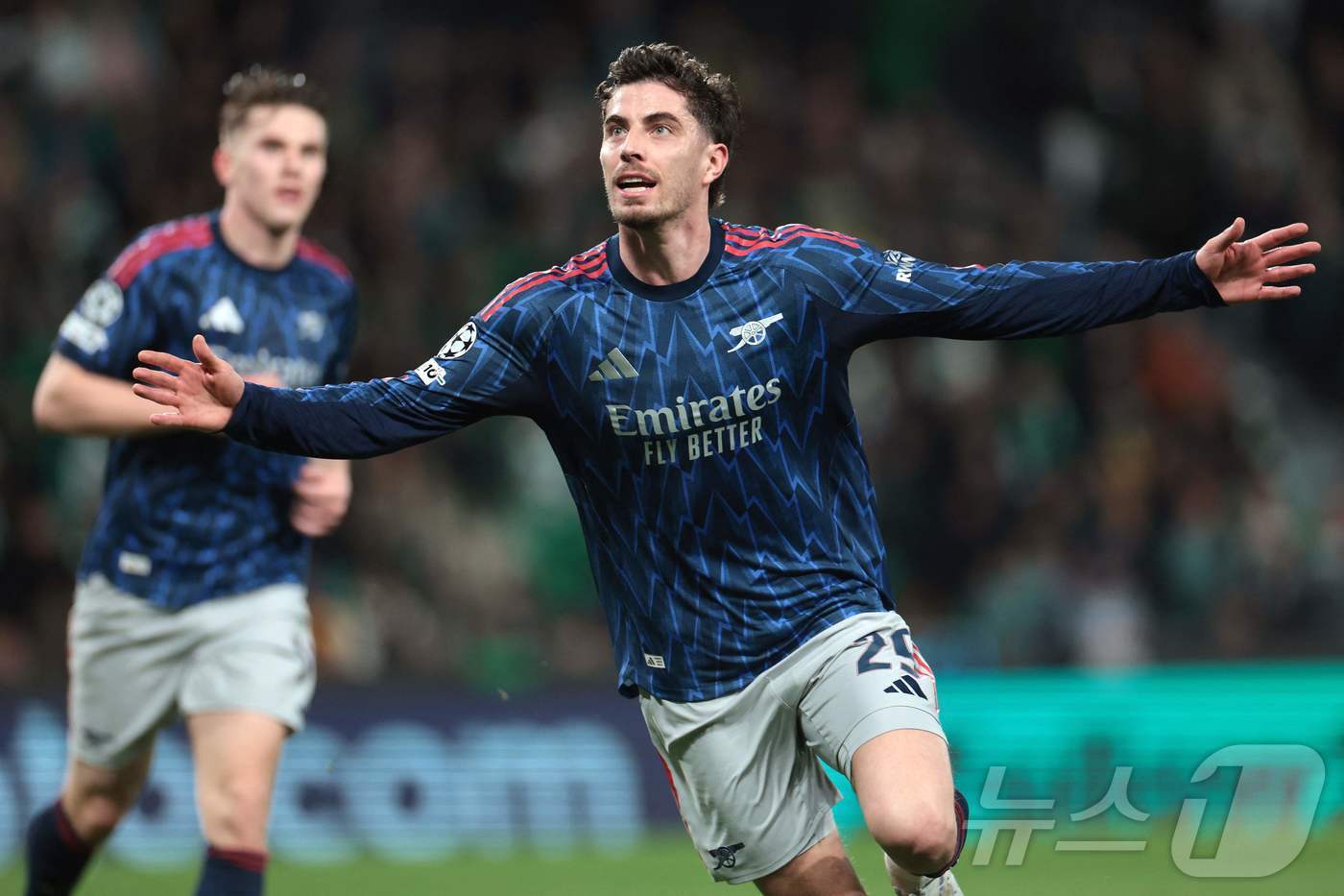 본문 이미지 - 아스널은 8일(한국시간) 열린 스포르팅CP와 2025-26 UEFA 챔피언스리그 8강 1차전에서 후반 46분에 터진 카이 하베르츠(사진)의 결승 골을 앞세워 1-0으로 이겼다. ⓒ AFP=뉴스1