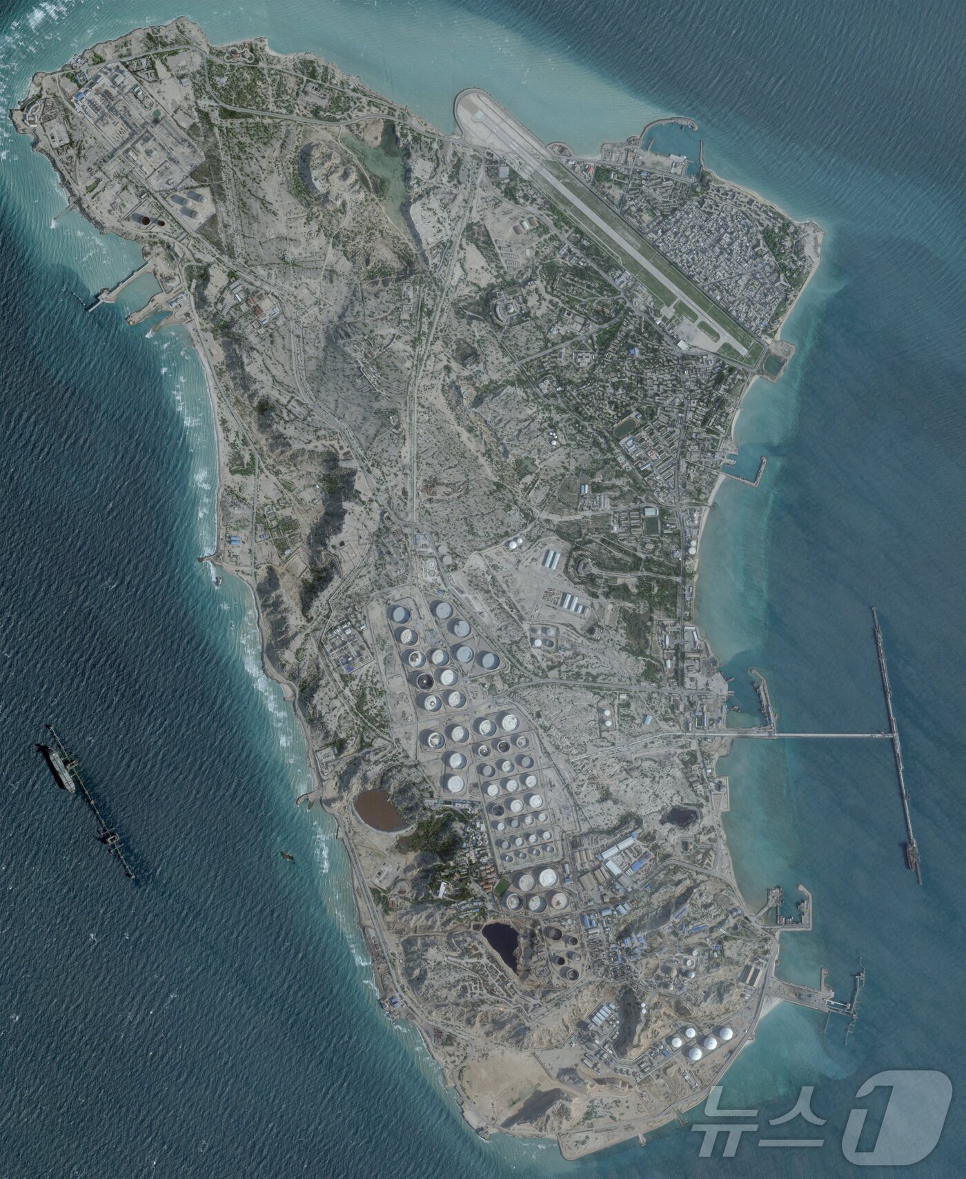 본문 이미지 - 이란 하르그섬 위성사진(제3자 제공, 재판매 및 DB금지) ⓒ 로이터=뉴스1