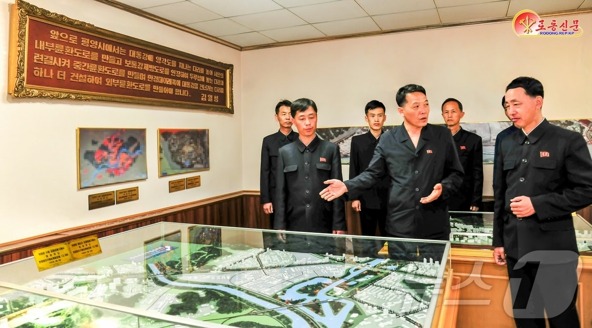 (평양 노동신문=뉴스1) = 북한 노동당 기관지 노동신문은 8일 평양도시계획설계연구소에서 "위대한 수령님(김일성)께서 수도 건설에 쌓으신 불멸의 업적을 깊이 체득하고 있다"고 선전 …