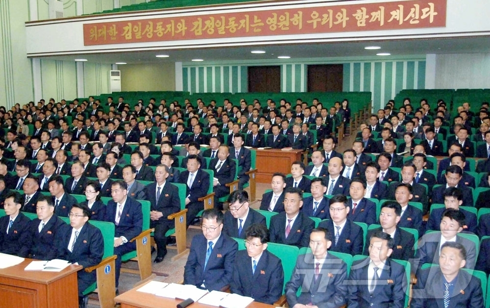 (평양 노동신문=뉴스1) = 북한 노동당 기관지 노동신문은 8일 "경애하는 김정은 동지께서 최고인민회의 제15기 제1차 회의에서 하신 역사적인 시정연설에 제시된 강령적 과업을 철저 …