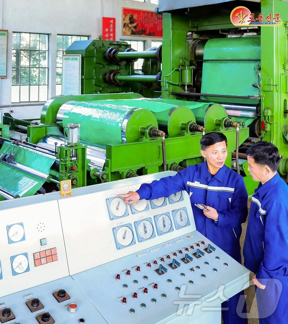 (평양 노동신문=뉴스1) = 북한 노동당 기관지 노동신문은 8일 함흥영예군인수지일용품공장에서는 "생산에서 제기되는 기술적 문제들을 제때에 풀어나가고 있다"고 보도했다.[국내에서만 …