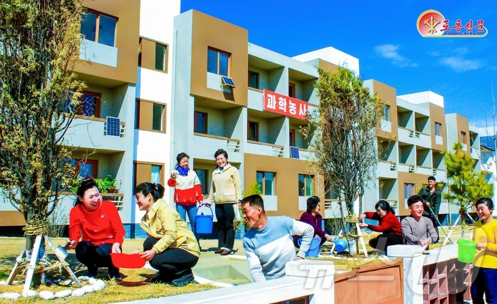 (평양 노동신문=뉴스1) = 북한 노동당 기관지 노동신문은 8일 "순천시 풍탄농장에 네번째 새집들이 경사가 있은 때로부터 여러달이 흘렀다"며 "나라의 은덕을 새 집을 받은 기쁨 속 …