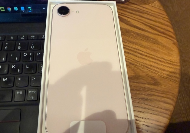 "보급형 쓰려는자, 역체감 버텨라"…AI 문턱 낮춘 아이폰 17e[토요리뷰]