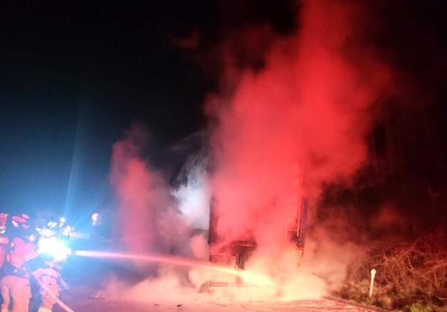 경부고속도 영동구간서 유류 실은 탱크로리 불…800만원 피해