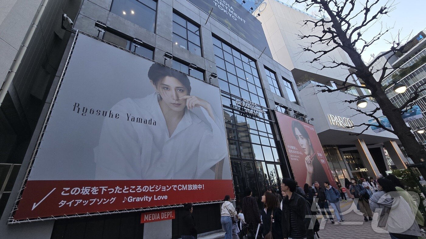 본문 이미지 - 지난 4일 도쿄 시부야 근처 무신사 팝업 스토어가 예정된 건물 앞을 지나가는 사람들. 무신사는 오는 10일부터 '2026 무신사 도쿄 팝업 스토어'를 개최한다. ⓒ 뉴스1 최소망