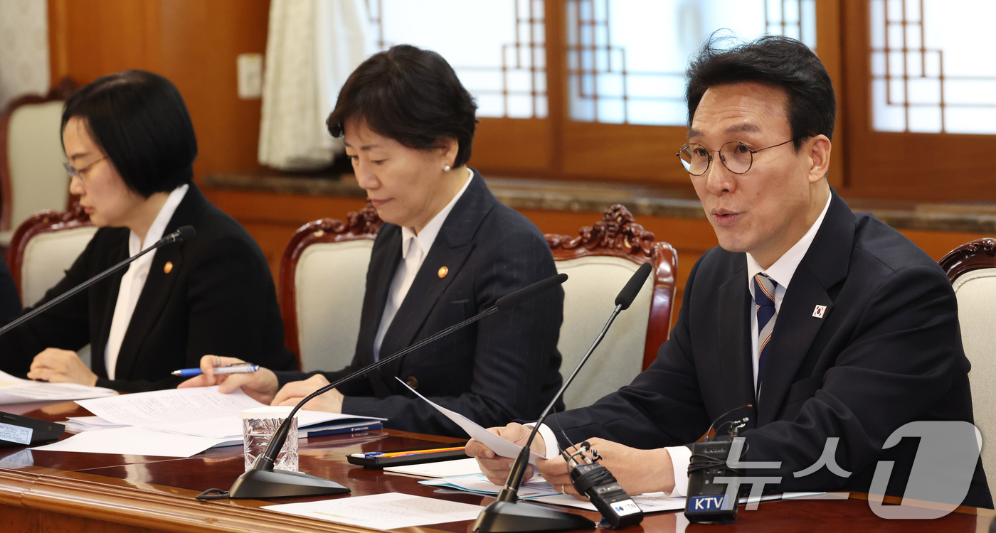 (서울=뉴스1) 김명섭 기자 = 김민석 국무총리가 8일 오전 서울 종로구 세종대로 정부서울청사에서 열린 비상경제본부회의에서 모두 발언을 하고 있다. 2026.4.8/뉴스1