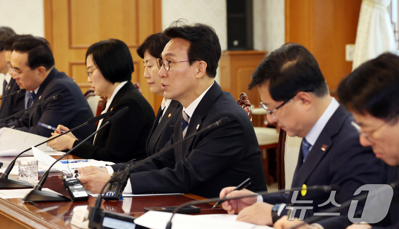 (서울=뉴스1) 김명섭 기자 = 김민석 국무총리가 8일 오전 서울 종로구 세종대로 정부서울청사에서 열린 비상경제본부회의에서 모두 발언을 하고 있다. 2026.4.8/뉴스1
