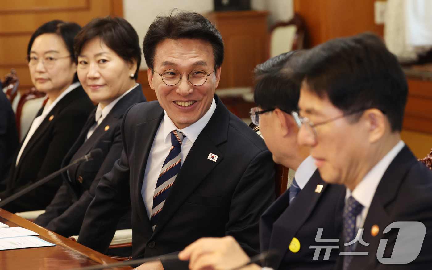 (서울=뉴스1) 김명섭 기자 = 김민석 국무총리가 8일 오전 서울 종로구 세종대로 정부서울청사에서 열린 비상경제본부회의에 참석하며 김성환 기후에너지환경부 장관과 인사를 하고 있다. …