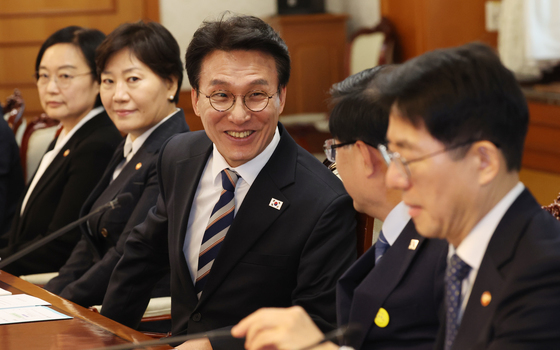 김성환 장관과 인사하는 김민석 총리