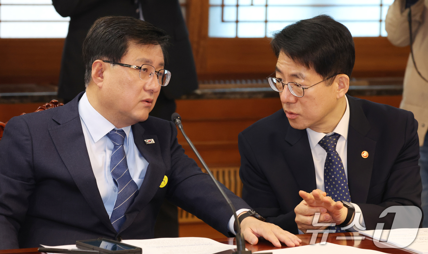 (서울=뉴스1) 김명섭 기자 = 김성환 기후에너지환경부 장관과 황종우 해양수산부 장관이 8일 오전 서울 종로구 세종대로 정부서울청사에서 열린 비상경제본부회의에서 대화를 하고 있다. …