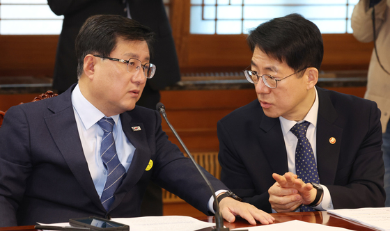 대화하는 김성환·황종우 장관