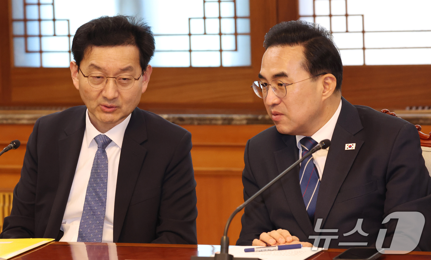 (서울=뉴스1) 김명섭 기자 = 박홍근 기획예산처 장관과 윤창렬 국무조정실장이 8일 오전 서울 종로구 세종대로 정부서울청사에서 열린 비상경제본부회의에서 대화를 하고 있다. 2026 …