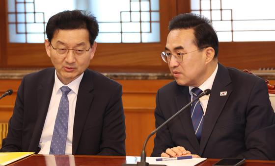 대화하는 박홍근 장관과 윤창렬 국무조정실장