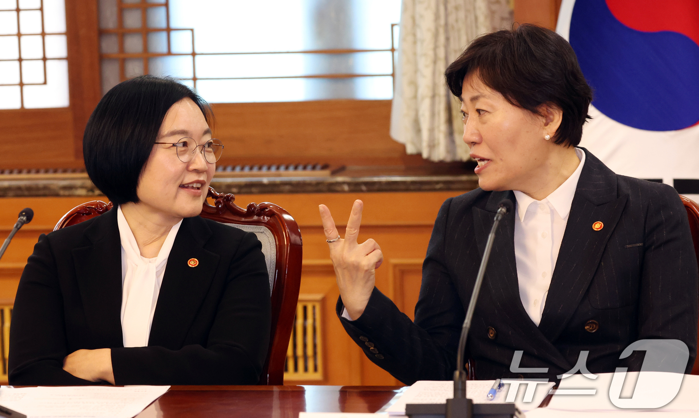 (서울=뉴스1) 김명섭 기자 = 한성숙 중소벤처기업부 장관과 송미령 농림식품축산부 장관이 8일 오전 서울 종로구 세종대로 정부서울청사에서 열린 비상경제본부회의에서 대화를 하고 있다 …