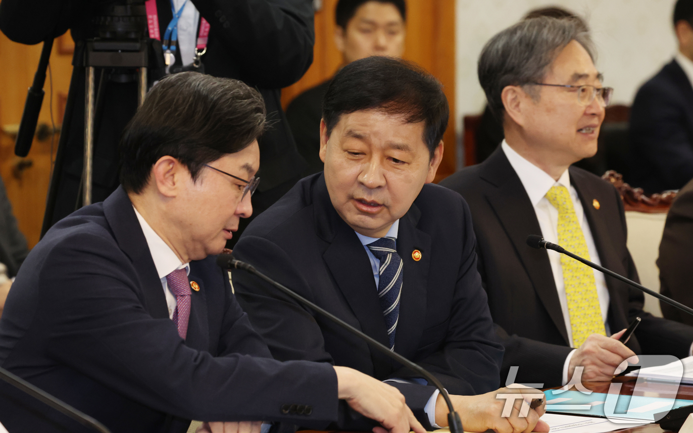 (서울=뉴스1) 김명섭 기자 = 구윤철 재정경재부 장관 겸 경제부총리와 이억원 금융위원장이  8일 오전 서울 종로구 세종대로 정부서울청사에서 열린 비상경제본부회의에서 대화를 하고 …