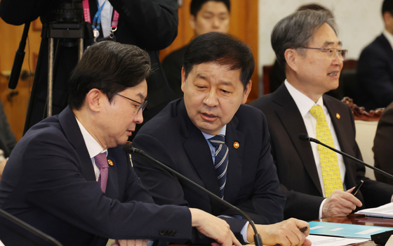 대화하는 구윤철 부총리와 이억원 위원장